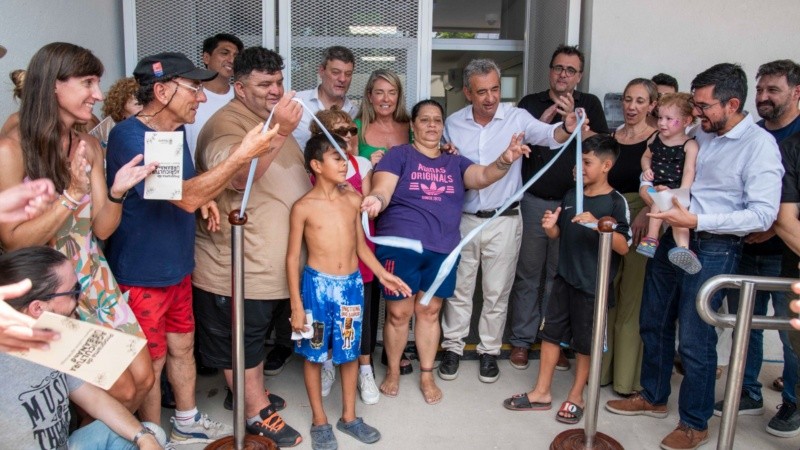 El corte de cintas en el renovado centro de salud El Mangrullo. (Foto: Municipalidad de Rosario)&nbsp;