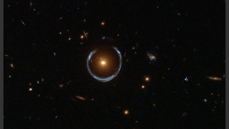 La Herradura Cósmica podría albergar el agujero negro más masivo jamás medido.