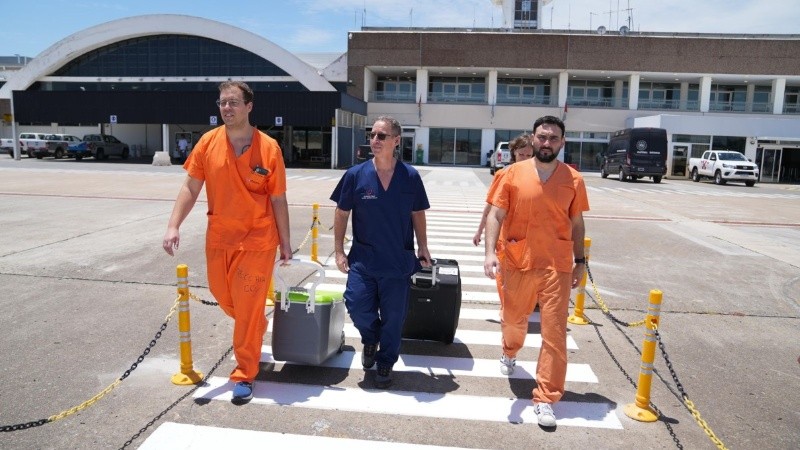 El equipo de ablacionistas que llegó en el vuelo que reinaguró la pista rosarina