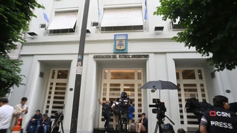 La AFA difundió un comunicado rechazando las acusaciones sobre presuntos desvíos millonarios.