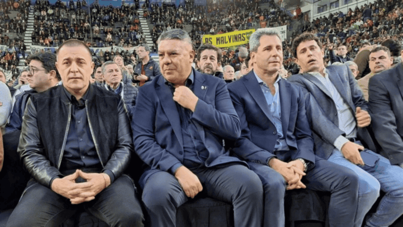 Toviggino a la izquierda de Tapia.