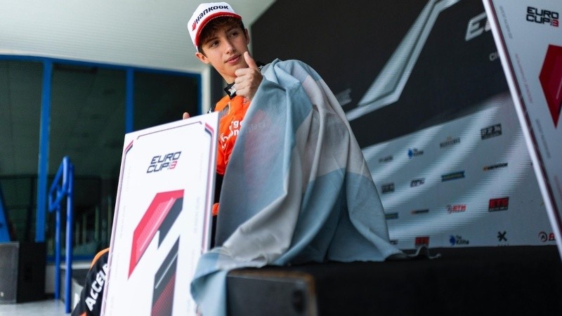 Con un futuro muy prometedor en el automovilismo, el piloto confirmó que se le dio de baja la licencia italiana.