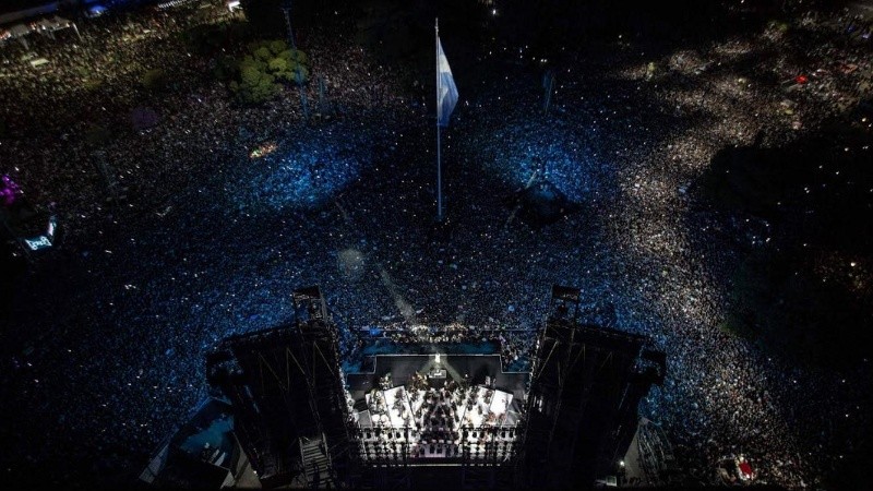 Una postal aérea del recital de Nicki Nicole en el Monumento.