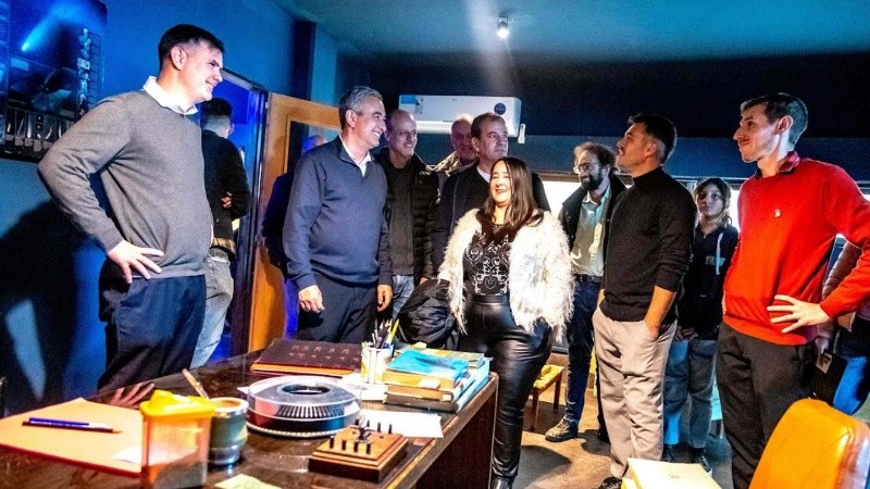 El intendente Pablo Javkin y el secretario Federico Valentini rodeados del equipo de trabajo.