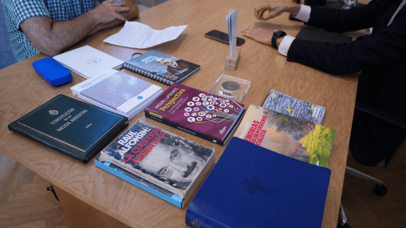 Los libros sobre el escritorio de Maximiliano Pullaro (Alan Monzón).