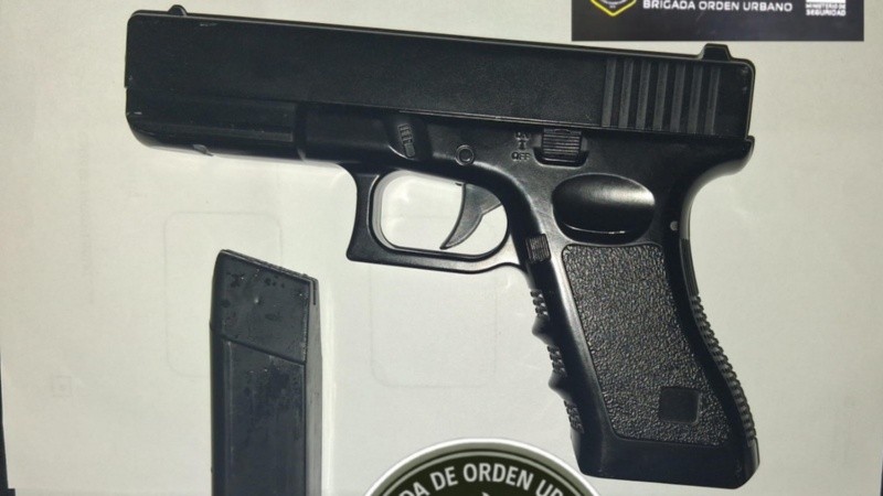 &nbsp;La réplica de arma que fue incautada por los agentes.