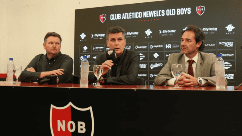 Boero escoltado por sus dos vicepresidentes: Juan Medina (izquierda) y Hernán Botta (derecha), decano de la Facultad de Derecho de la UNR.