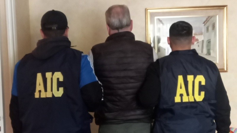 Así llevaban esposado al financista Herrera