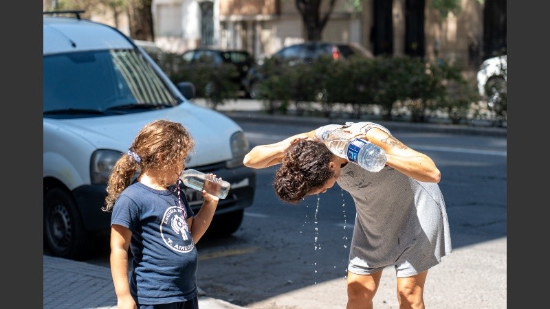Anticipan calor extremo durante los festejos de Año Nuevo y tormentas que podrían traer alivio los días posteriores.