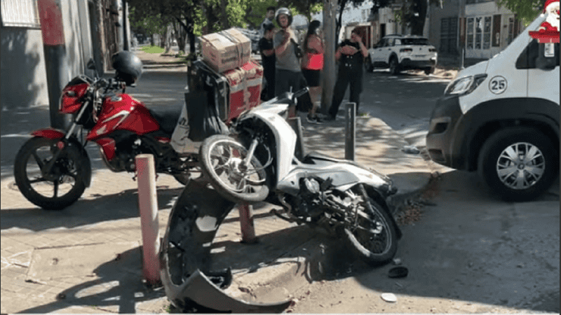 Así quedó la motocicleta incrustada a uno de los pretiles de la esquina.