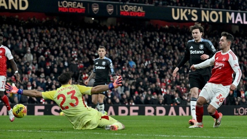 El Dibu sufrió la pesadilla de enfrentar el mejor equipo de la actualidad en Inglaterra (EFE).