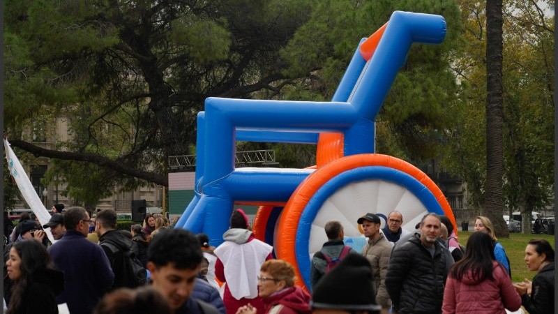 Una de las tantas movilizaciones de personas con discapacidades y sus familiares en Rosario durante 2025.