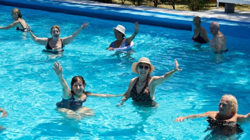 Un poco de agua en las piletas del Parque Alem para mitigar tanto calor este martes 