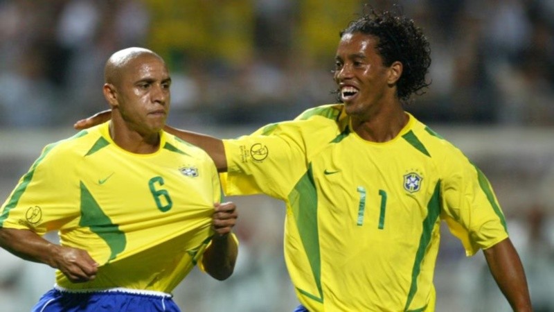 Roberto Carlos junto a Ronaldinho con la camiseta de la selección brasileña.&nbsp;