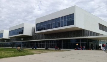 El joven de 20 años baleado en el mediodía murió en el hospital Iturraspe.