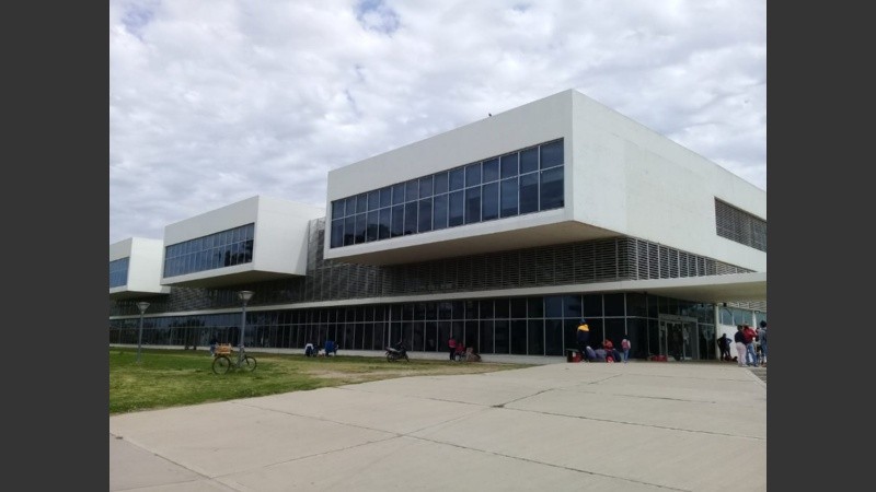 El joven de 20 años baleado en el mediodía murió en el hospital Iturraspe.