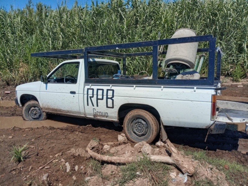 La camioneta robada, atascada en el barro.