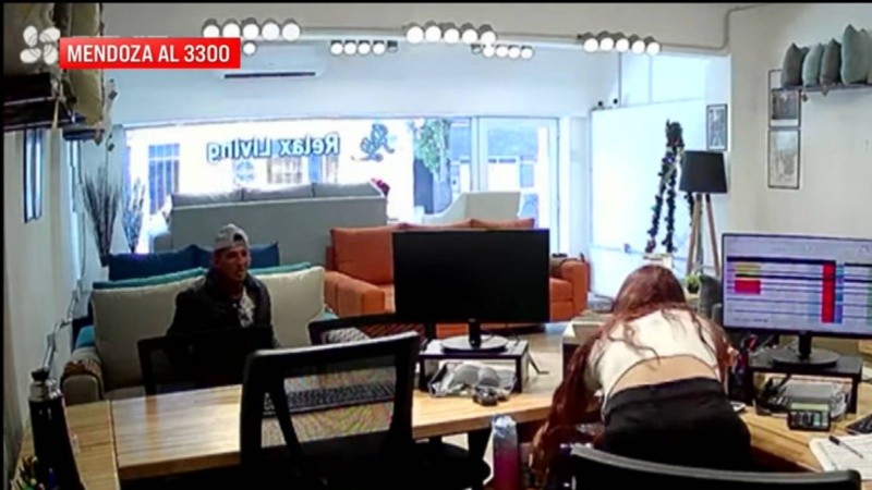 El mal momento sufrido por la joven empleada quedó captado por cámaras.