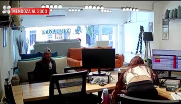 El mal momento sufrido por la joven empleada quedó captado por cámaras.