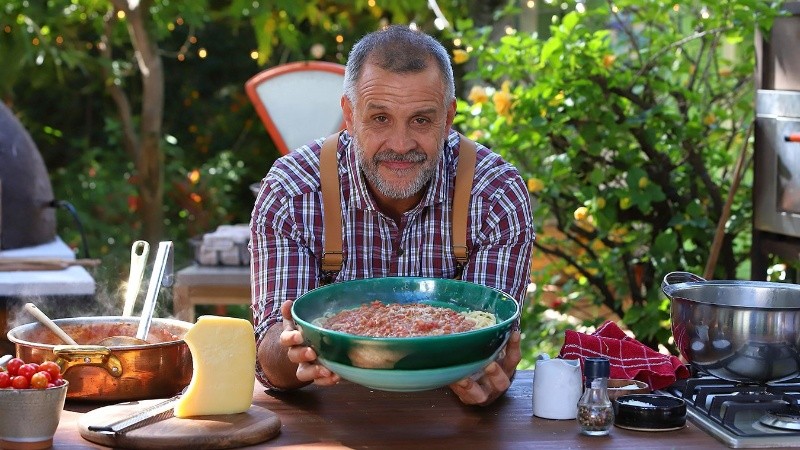 El cocinero tiene 56 años.