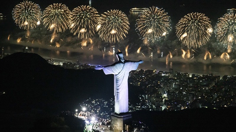 AME1403. RÍO DE JANEIRO (BRASIL), 31/12/2025.- Fotografía cedida por la Alcaldía de Río de Janeiro que muestra el monumento del Cristo Redentor y fuegos artificiales sobre la playa de Copacabana este miercoles, en Río de Janeiro (Brasil). Además del espectáculo pirotecnico, las celebraciones de Año Nuevo en Río incluyen espectáculos de drones y diversos artistas en escenarios a lo largo de todo el litoral carioca. EFE/ Alcaldía de Río de Janeiro  /SOLO USO EDITORIAL/NO VENTAS/SOLO DISPONIBLE PARA ILUSTRAR LA NOTICIA QUE ACOMPAÑA (CRÉDITO OBLIGATORIO)-/SOLO USO EDITORIAL/NO VENTAS/SOLO DISPONIBLE PARA ILUSTRAR LA NOTICIA QUE ACOMPAÑA (CRÉDITO OBLIGATORIO)