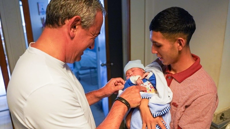 El intendente Pablo Javkin se acercó al efector para saludar al recién nacido y a sus padres.&nbsp;