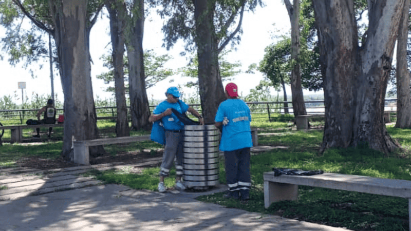 Unos 100 operarios salieron a las calles desde la mañana.