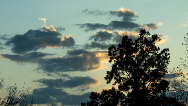 El viento dejó un cielo inestable, en el que a veces, gana el sol.