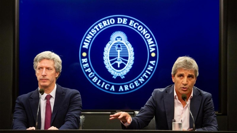 Rigen las nuevas bandas cambiarias anunciadas por Luis Caputo y Santiago Bausili, el equipo económico nacional.