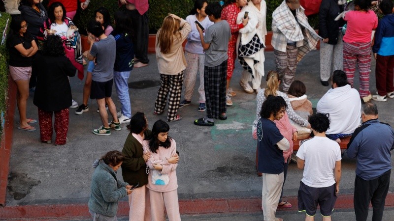Personas salen a la calle tras un sismo este viernes en Ciudad de México. (Foto: Sáshenka Gutiérrez / EFE)
