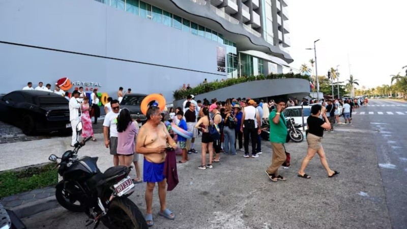 Turistas salen de un hotel tras el sismo de este viernes en Acapulco.