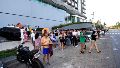 Turistas salen de un hotel tras el sismo de este viernes en Acapulco.