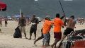 Un turista argentino tuvo una discusión con un vendedor de choclo en una playa de Brasil y terminó en el piso tras una violenta pelea .