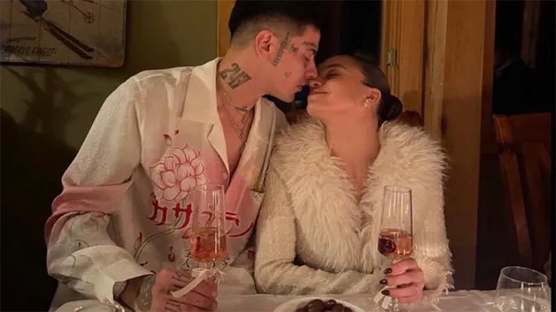 Emilia compartió otra publicación en sus historias, mostrando el número 3 con velas iluminando el fondo.