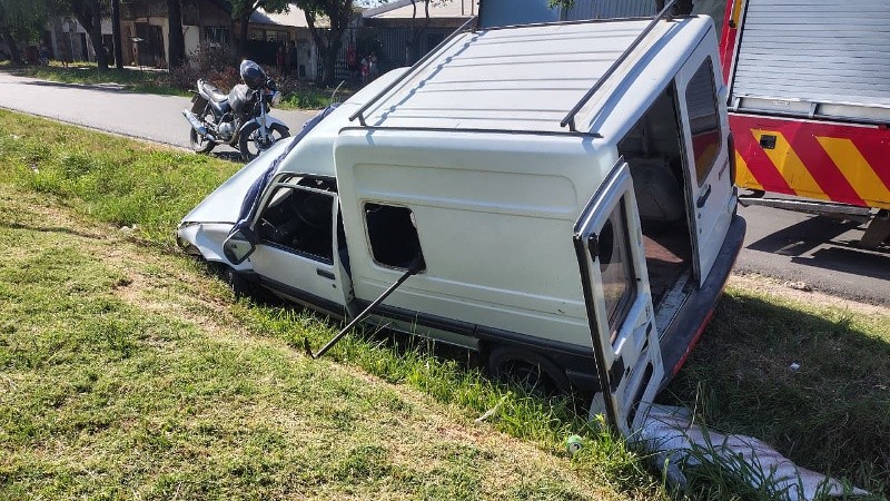 El conductor fue sacado con un tablero espinal, que se usa para inmovilizar completamente la columna vertebral (Rosario3).