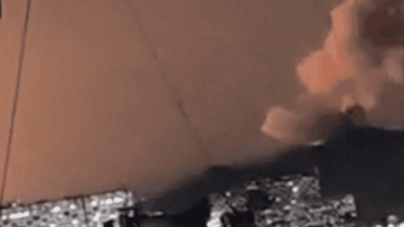 Una columna de humo se eleva durante múltiples explosiones en la madrugada del 3 de enero en Caracas. (Reuters)