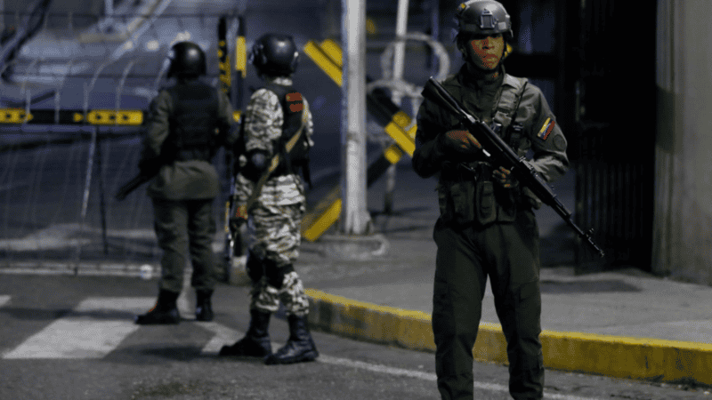 Soldados venezolanos custodian una sede de Gobierno.