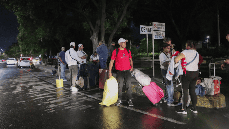 &nbsp;Ciudadanos venezolanos llegan en la madrugada de este sábado a la frontera de su país con Colombia. (EFE)