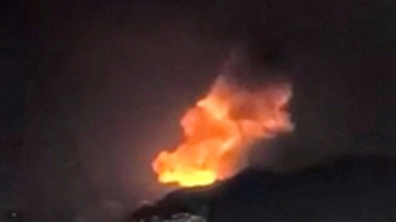 Una columna de humo se eleva durante múltiples explosiones en la madrugada del 3 de enero en Caracas.