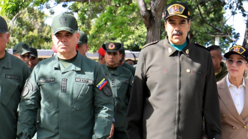 Padrino López (izquierda) aseguró que habrá despliegue militar para impedir el 