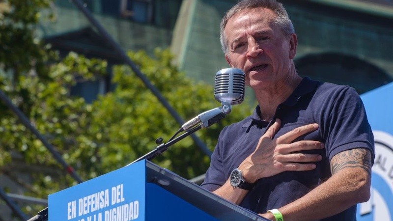 Sola (59 años) es uno de los tres integrantes de la máxima conducción de la CGT junto al camionero Octavio Argüello y Cristian Jerónimo (sindicato del vidrio).