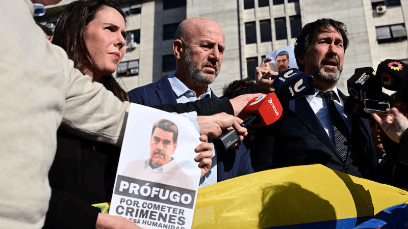 La presentación fue realizada por los abogados Tomás Farini Duggan y Waldo Wolff, en representación de víctimas directas y organizaciones civiles.