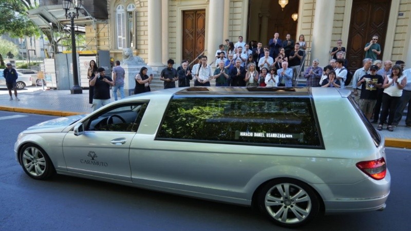 El coche fúnebre que trasladó los restos de Usandizaga se detuvo en el Palacio municipal.