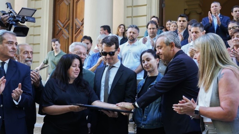 El intendente Pablo Javkin junto a los hijos de Horacio Usandizaga en el cortejo de despedida (Alan Monzón/Rosario3)&nbsp;