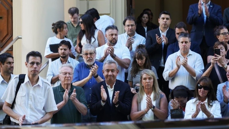 El intendente Pablo Javkin y la presidenta del Concejo María Eugenia Schmuck, despidieron a Usandizaga