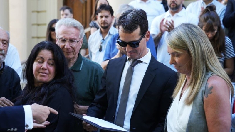 Los hijos del Vasco, recibiendo un recuerdo del Concejo para su padre fallecido