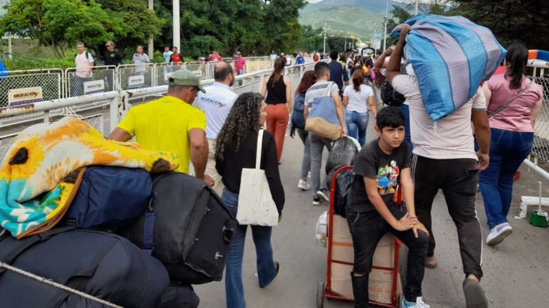 Unas 60 mil personas cruzan el puente que une San Antonio del Táchira (Venezuela) con Villa del Rosario (Colombia) .