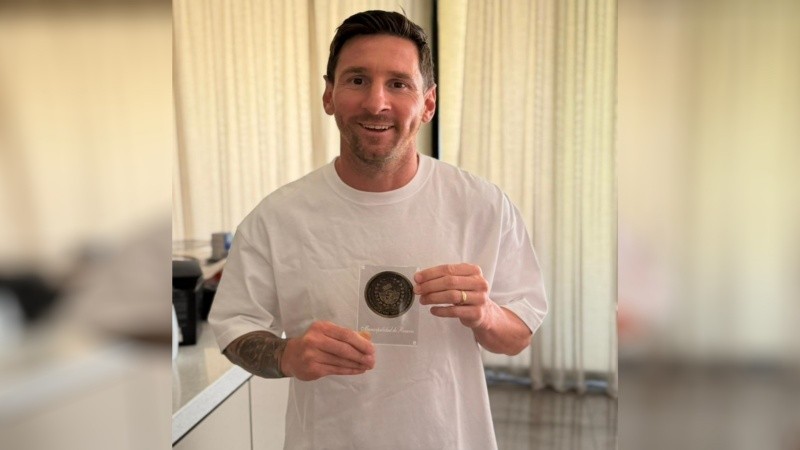 Messi con su medalla del Tricentenario de Rosario, su ciudad natal