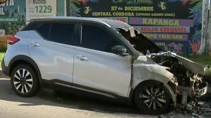 Un auto que estaba estacionado en Puerto Norte quedó severamente dañado tras el incendio de su motor.