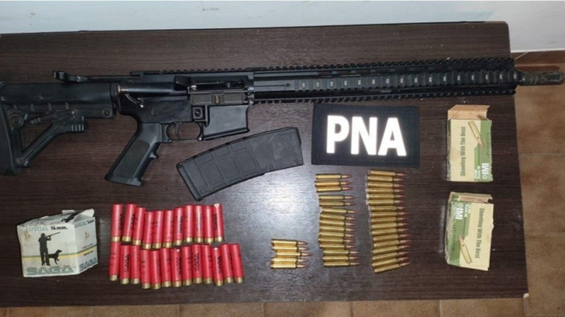 Una carabina secuestrada a la organización narcocriminal.